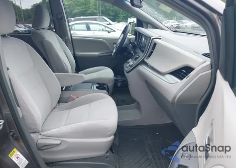 2015 Toyota Sienna Le 8 Passenger z USA, uszkodzony, nr VIN 5TDKK3DC3FS685223